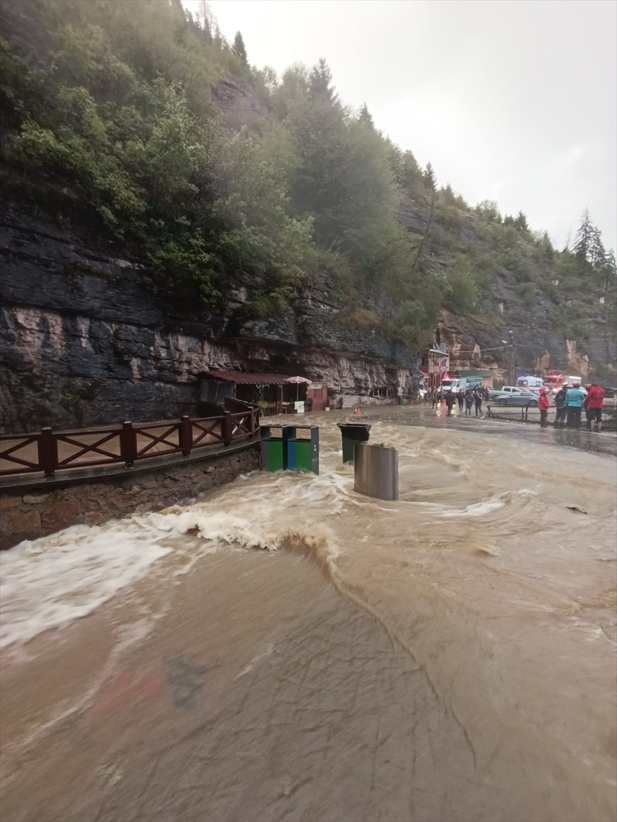 Trabzon'un Düzköy ilçesinde etkili olan sağanak nedeniyle Çal Mağarası'nda mahsur kalan turistler...