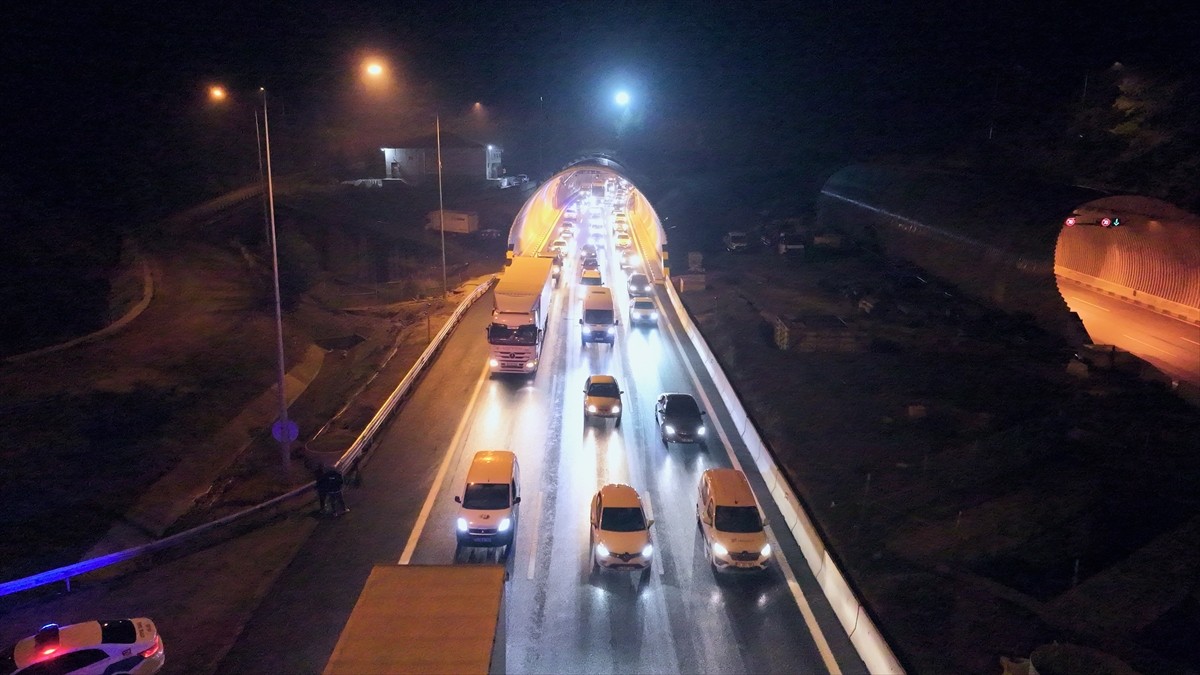 Tünel uzatma, altyapı ve üstyapı çalışmaları nedeniyle trafiğe kapatılan Anadolu Otoyolu'nun Bolu...