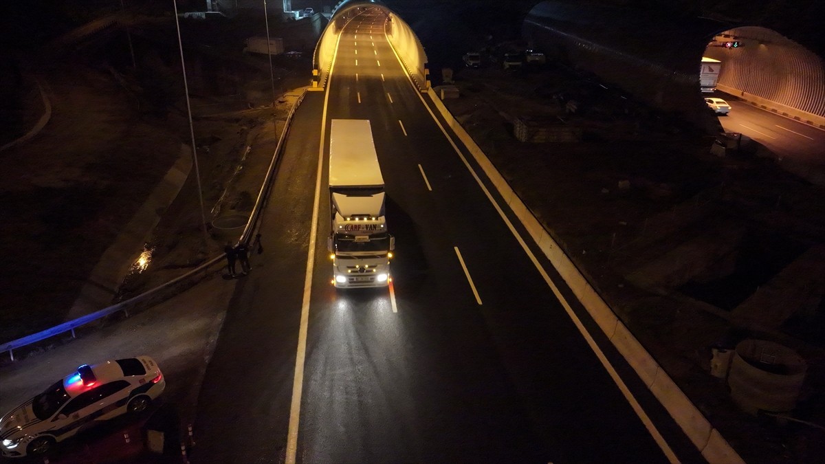 Tünel uzatma, altyapı ve üstyapı çalışmaları nedeniyle trafiğe kapatılan Anadolu Otoyolu'nun Bolu...