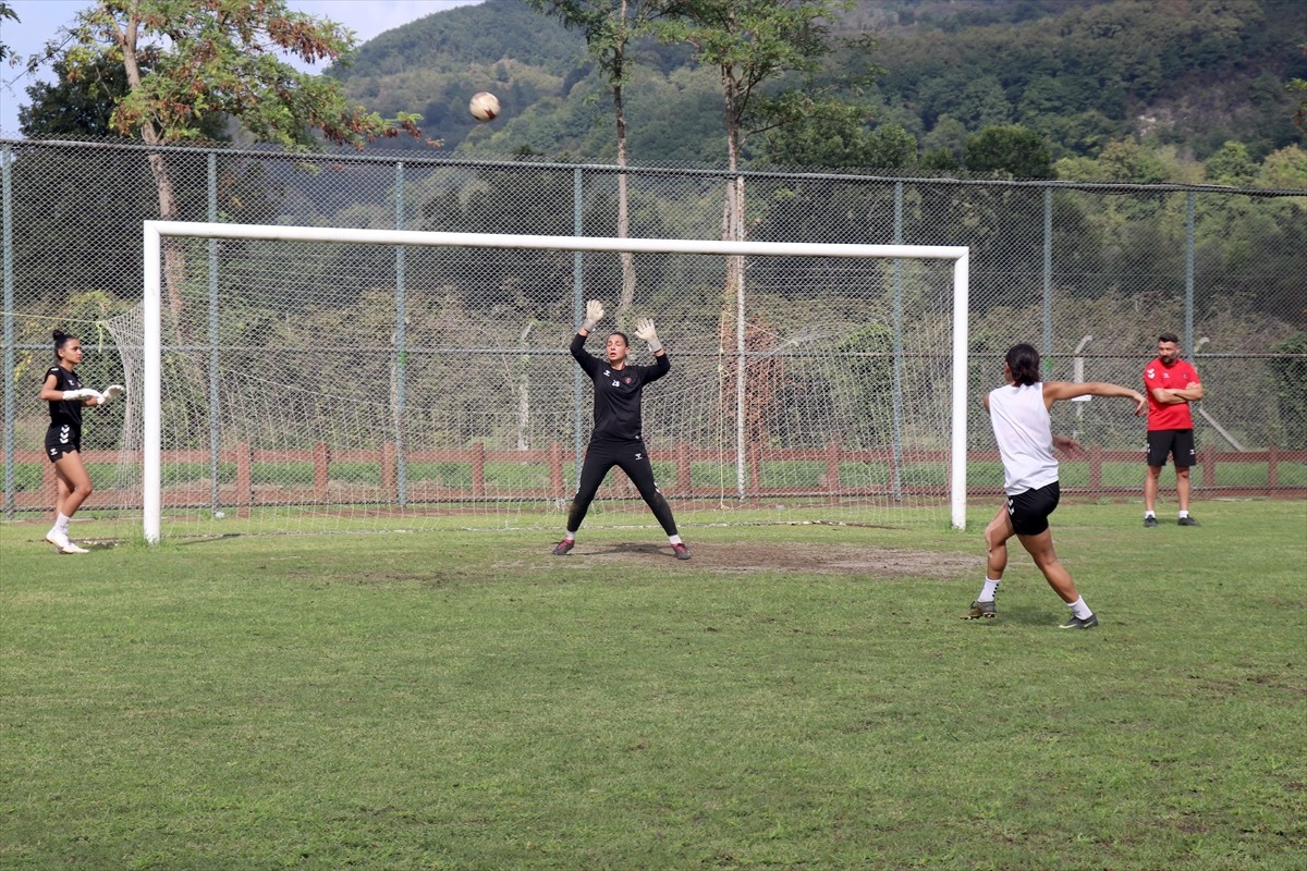 Turkcell Kadın Futbol Süper Ligi'nin ilk haftasında yarın sahasında Bornova Hitabspor ile...