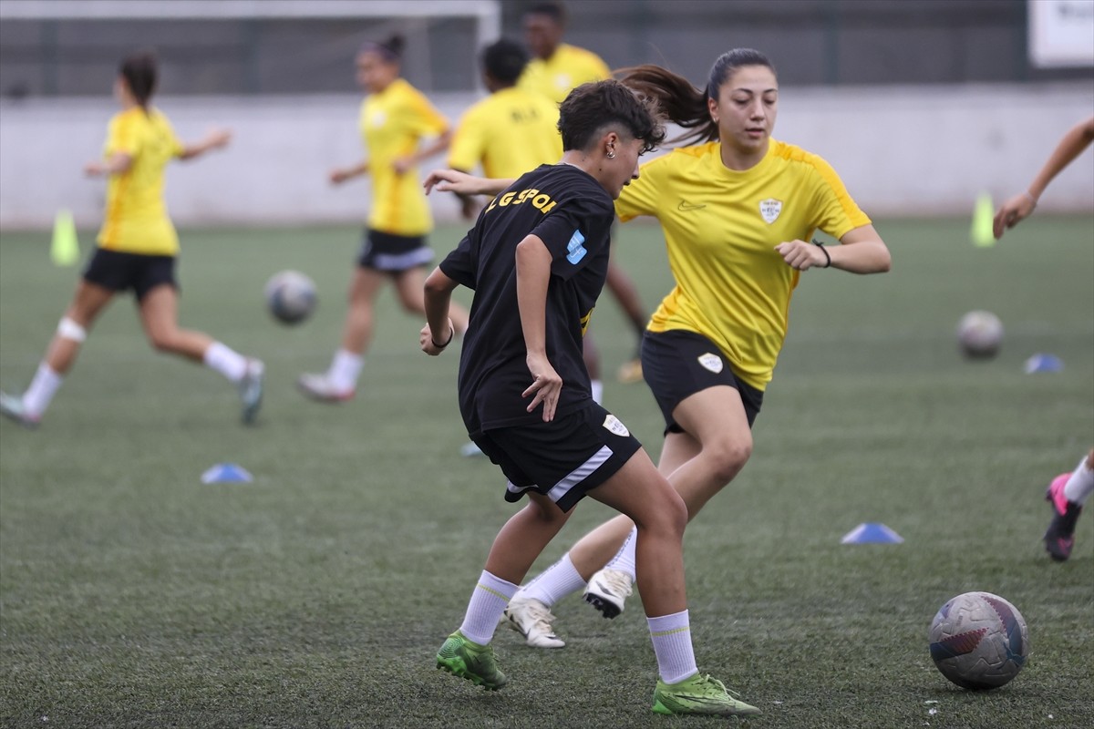 Turkcell Kadın Futbol Süper Ligi'nin şampiyon takımlarından ALG Spor, yeni sezona galibiyetle...