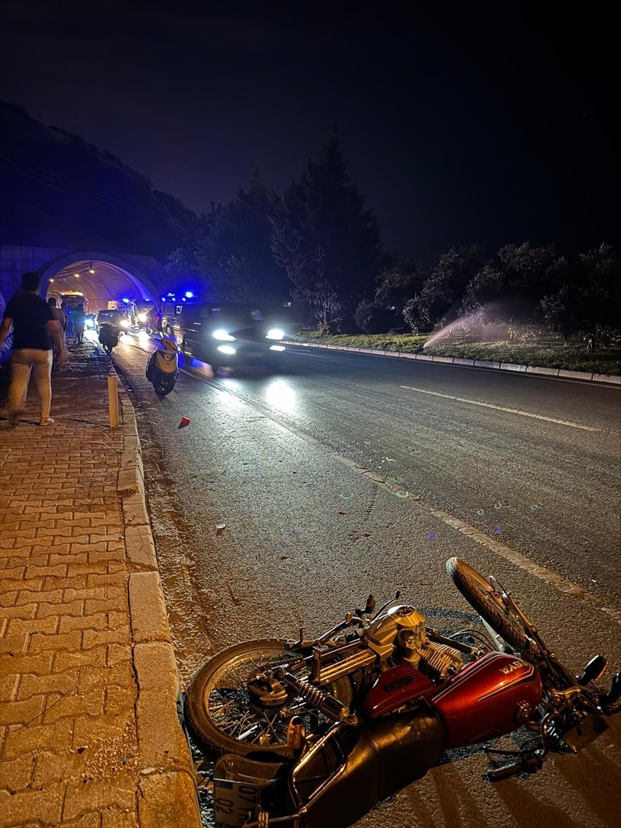 Alanya'da motosikletin bariyerlere çarpması sonucu 1 kişi yaşamını yitirdi, 1 kişi...