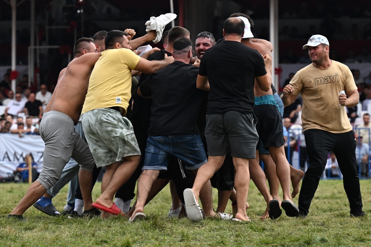 Bu yıl 672'incisi düzenlenen Tarihi Elmalı Yağlı Güreşleri, 15 bin kişilik Recep Gürbüz Stadı'nda...