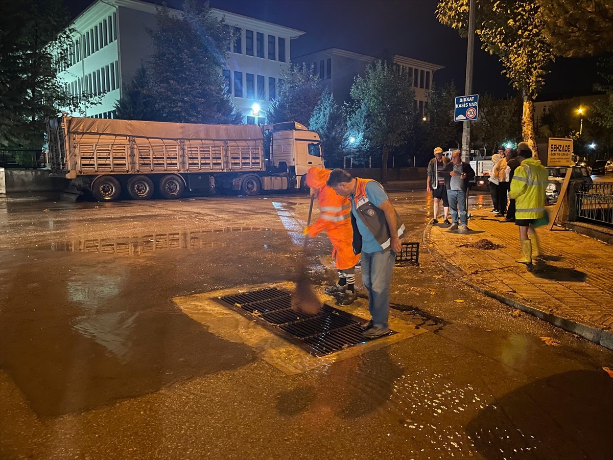 Çorum'da etkili olan sağanak nedeniyle yollarda su birikintileri oluştu.