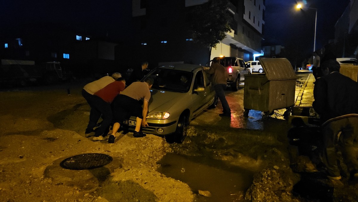 Çorum'da etkili olan sağanak nedeniyle yollarda su birikintileri oluştu.