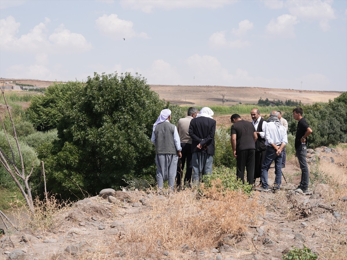 Diyarbakır Valisi Murat Zorluoğlu, kaybolan 8 yaşındaki Narin Güran'ın kıyafetleriyle dere...