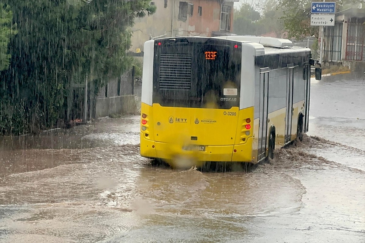 İstanbul'da aralıklarla etkili olan sağanak nedeniyle Eyüpsultan'da, inşaat alanında biriken su...