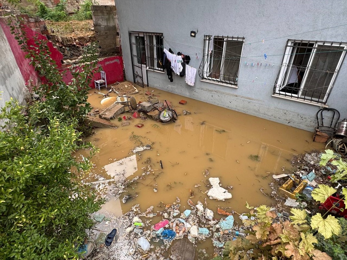 İstanbul'da aralıklarla etkili olan sağanak nedeniyle Eyüpsultan'da, inşaat alanında biriken su...