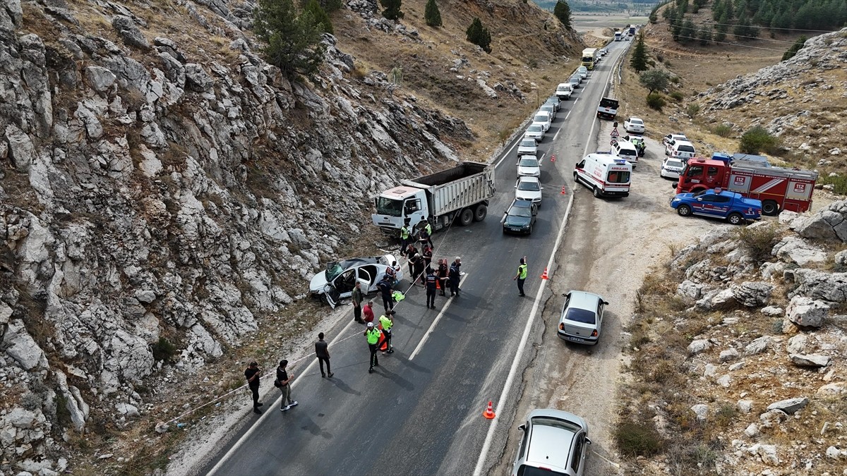 Kahramanmaraş'ın Göksun ilçesinde kamyon ile otomobilin çarpışması sonucu 2 kişi hayatını...