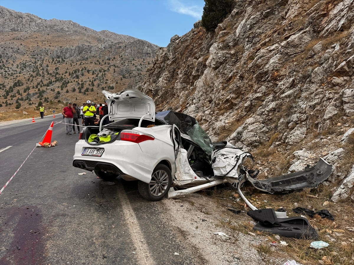 Kahramanmaraş'ın Göksun ilçesinde kamyon ile otomobilin çarpışması sonucu 2 kişi hayatını...