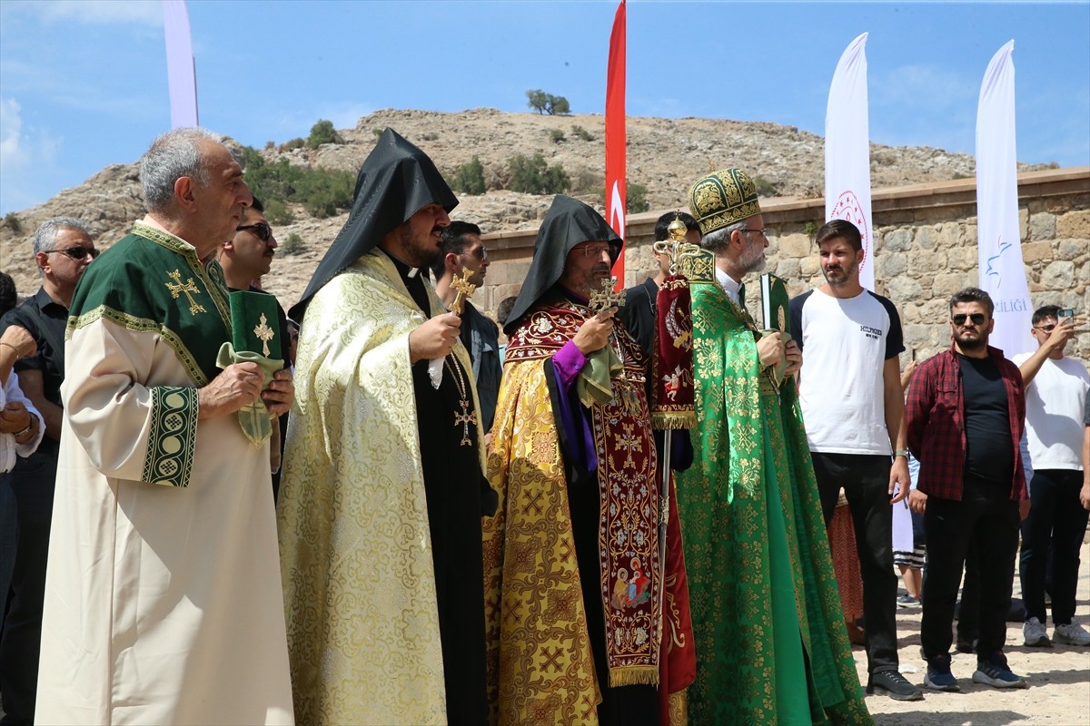 Kültür ve Turizm Bakanlığının özel izniyle yılda bir kez ibadete açılan Van Gölü'ndeki Akdamar...