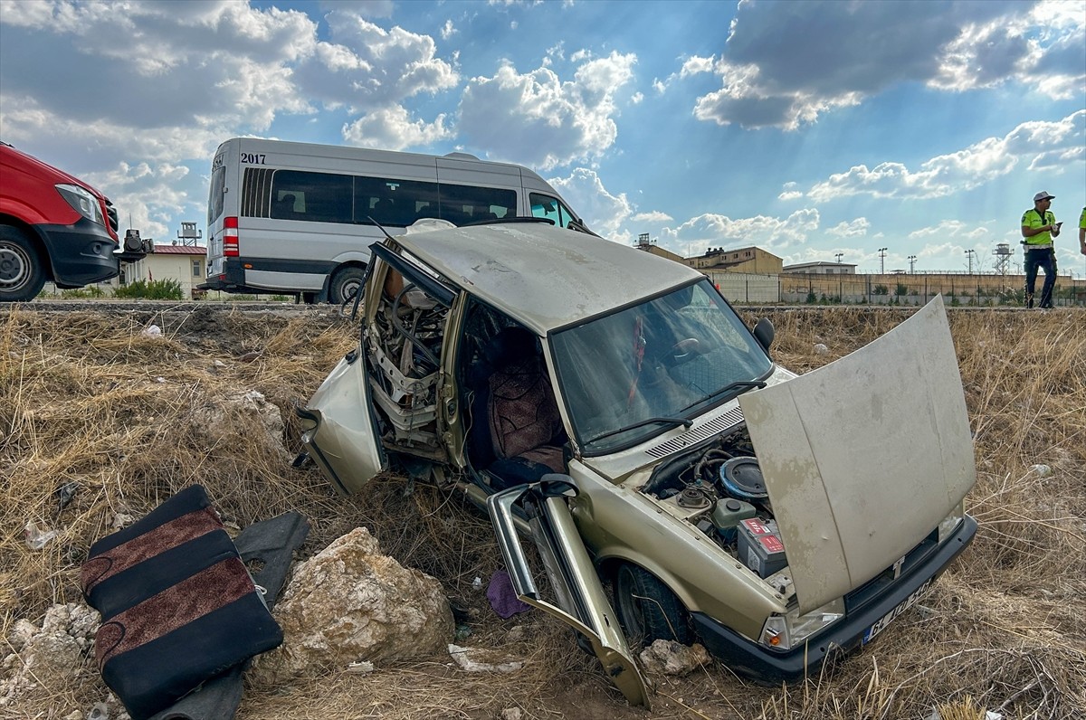 Uşak'ta minibüsle otomobilin çarpıştığı kazada 1 kişi öldü, 3 kişi yaralandı.