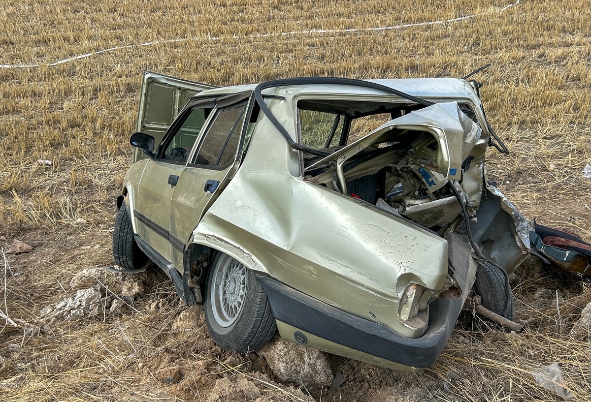 Uşak'ta minibüsle otomobilin çarpıştığı kazada 1 kişi öldü, 3 kişi yaralandı.