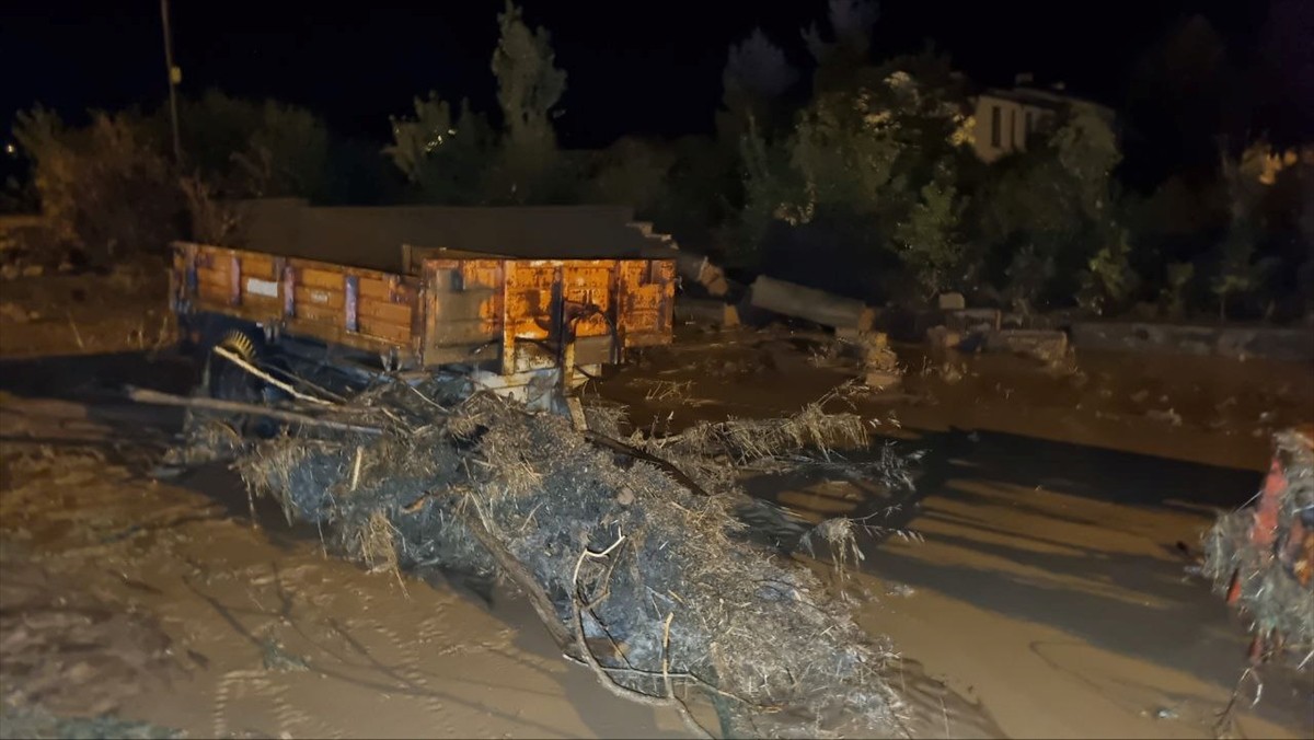 Çorum'un Alaca ilçesine bağlı Sarısüleyman köyünde etkili olan sağanak nedeniyle su baskınları...