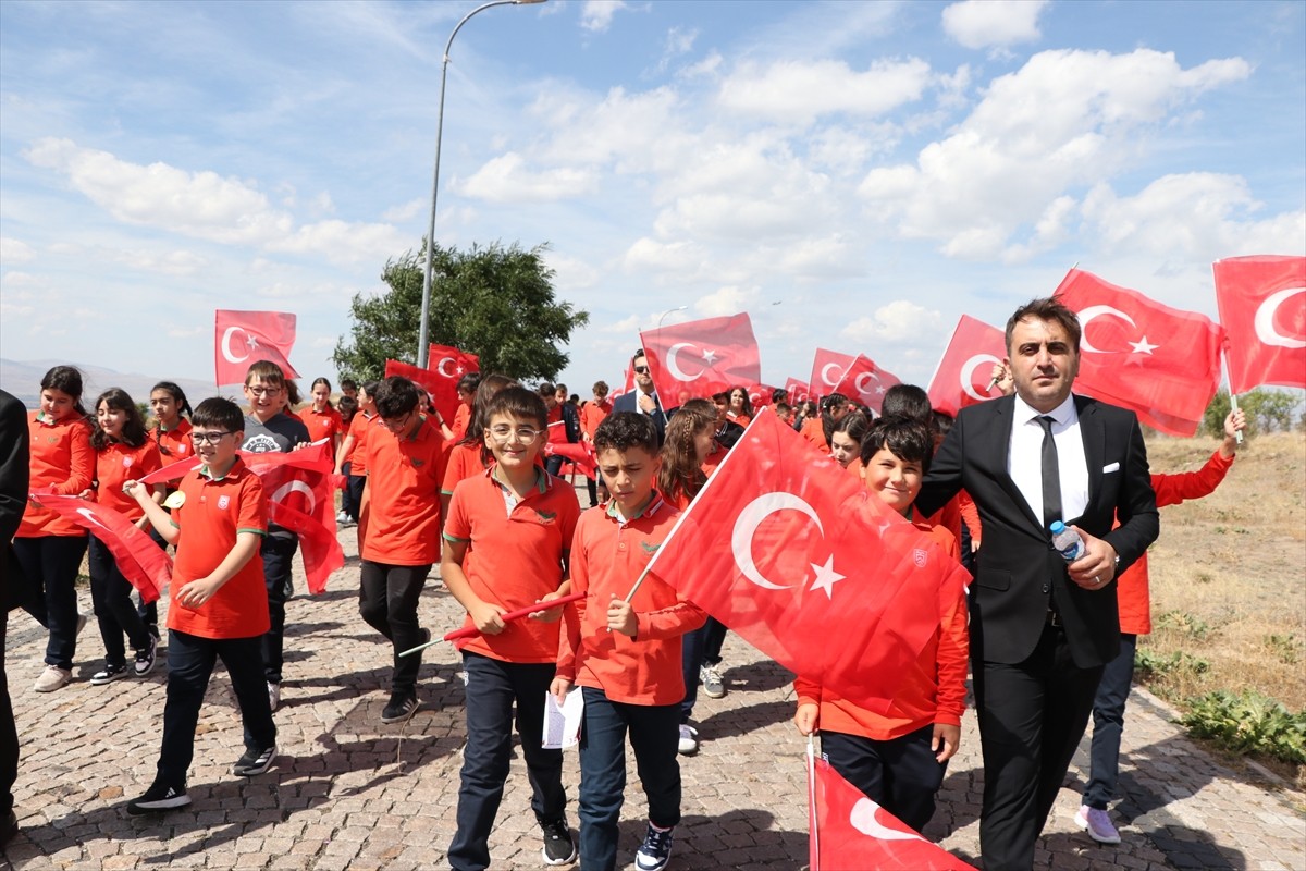 Erzurum'da öğrenciler, tarih boyunca Erzurum'un savunmasında çok büyük öneme sahip tabyalarda...