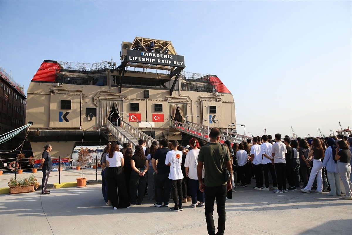 Hatay'da 6 Şubat 2023'teki depremlerin ardından İskenderun'da limana demirleyen ve eğitim öğretim...