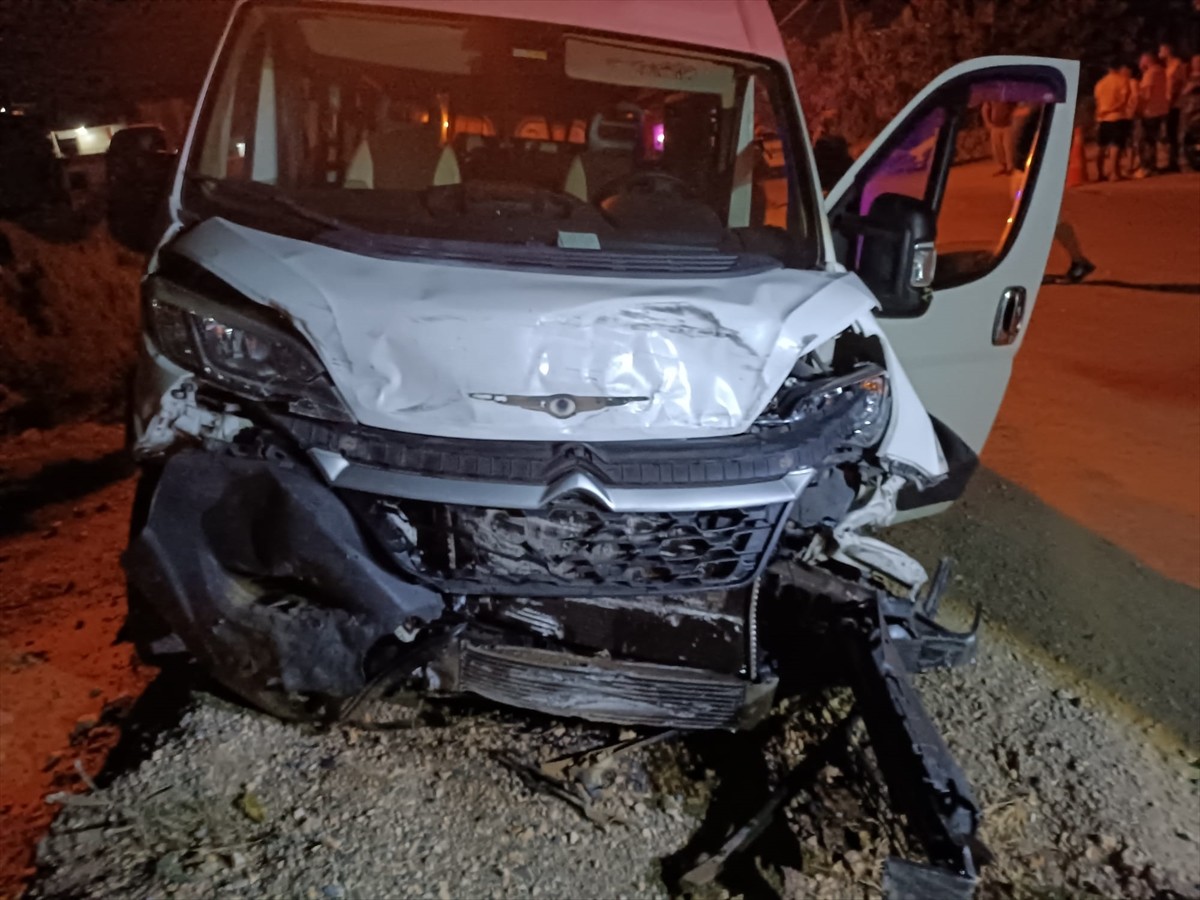 Antalya'nın Alanya ilçesinde minibüsle çarpışan otomobildeki 3 gençten biri öldü, 2'si...