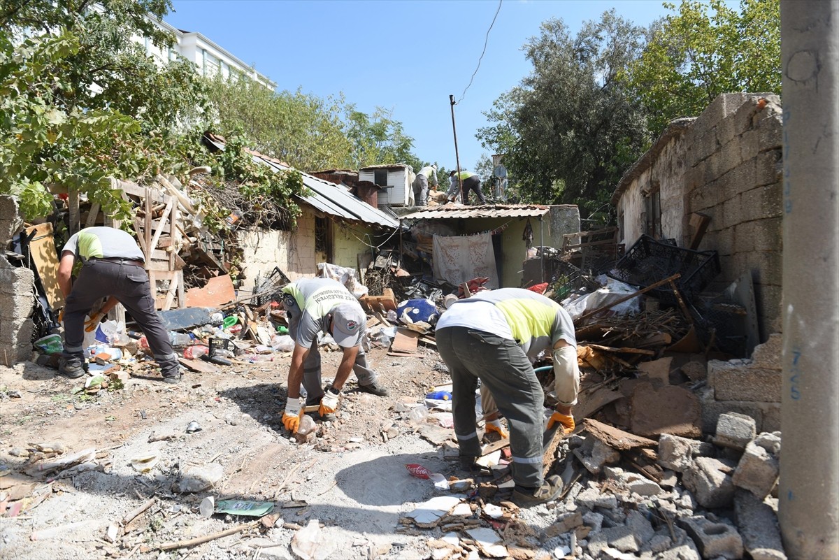 Antalya'nın Kepez ilçesinde 14 kamyon atık biriktirilen ev belediye ekiplerince temizlendi.