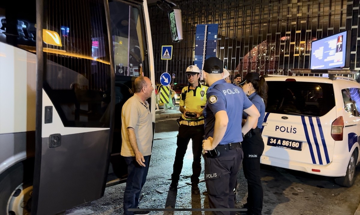 Beyoğlu'nda, polis ekipleri helikopter destekli "huzur uygulaması" gerçekleştirdi.