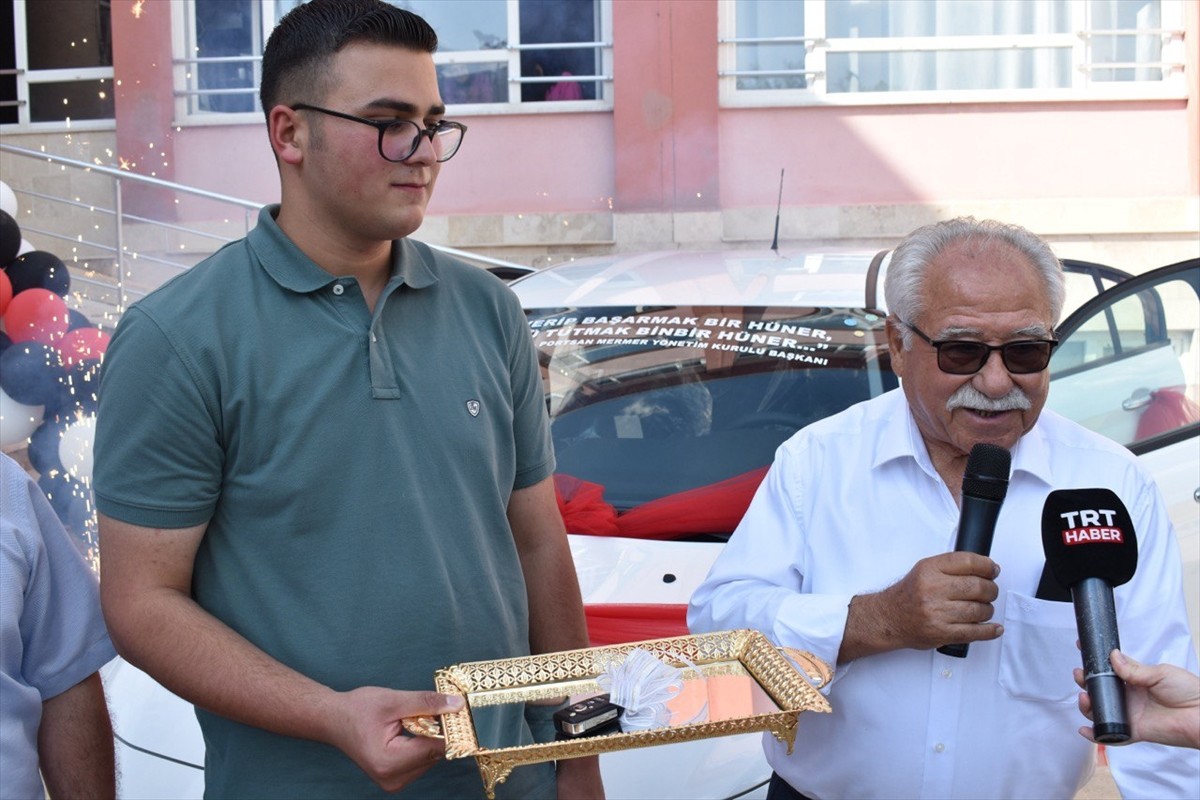 Burdur'un Bucak ilçesinde hayırsever iş insanı Mehmet Cadıl (sağda), yaptırdığı liseden mezun olan...