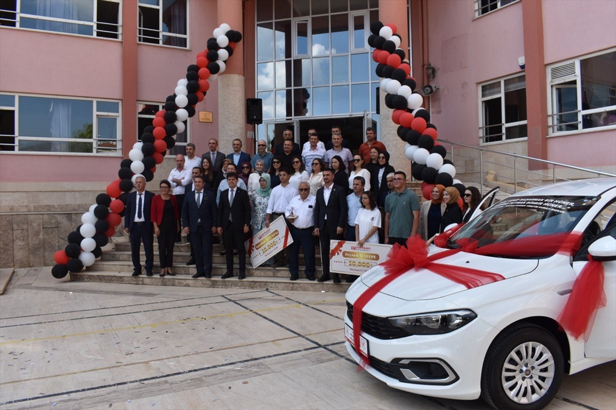 Burdur'un Bucak ilçesinde hayırsever iş insanı Mehmet Cadıl (sağda), yaptırdığı liseden mezun olan...