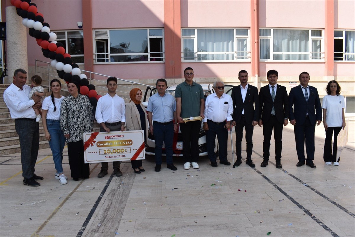 Burdur'un Bucak ilçesinde hayırsever iş insanı Mehmet Cadıl (sağda), yaptırdığı liseden mezun olan...