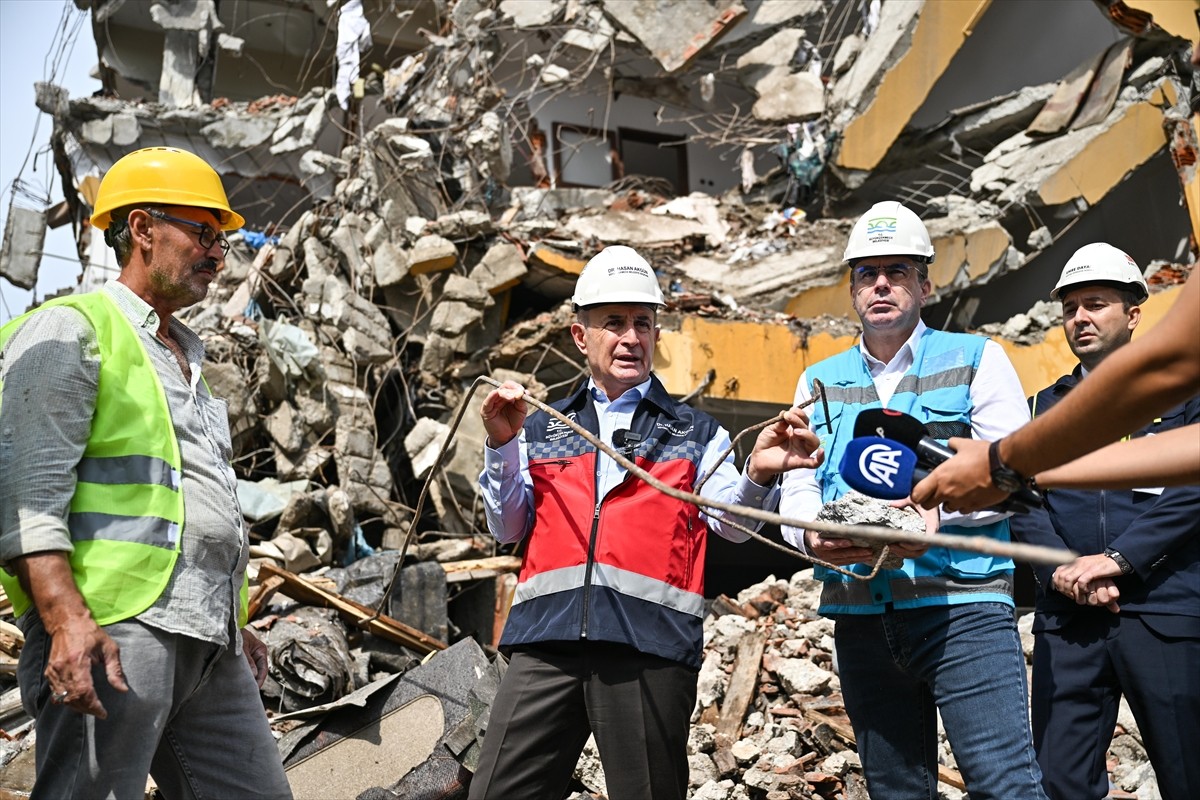 Büyükçekmece'de, kentsel dönüşüm kapsamında yıkımına başlanan deprem riskli 5 katlı binanın kolon...