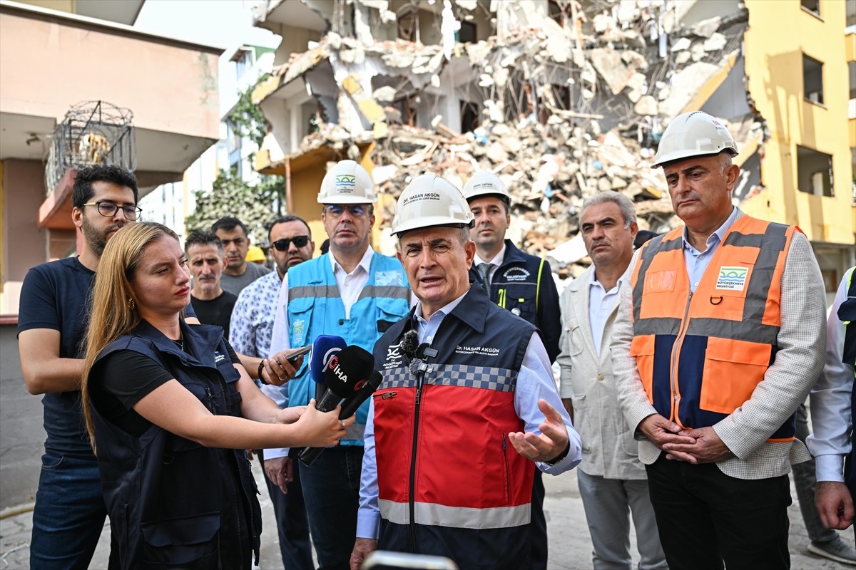 Büyükçekmece'de, kentsel dönüşüm kapsamında yıkımına başlanan deprem riskli 5 katlı binanın kolon...