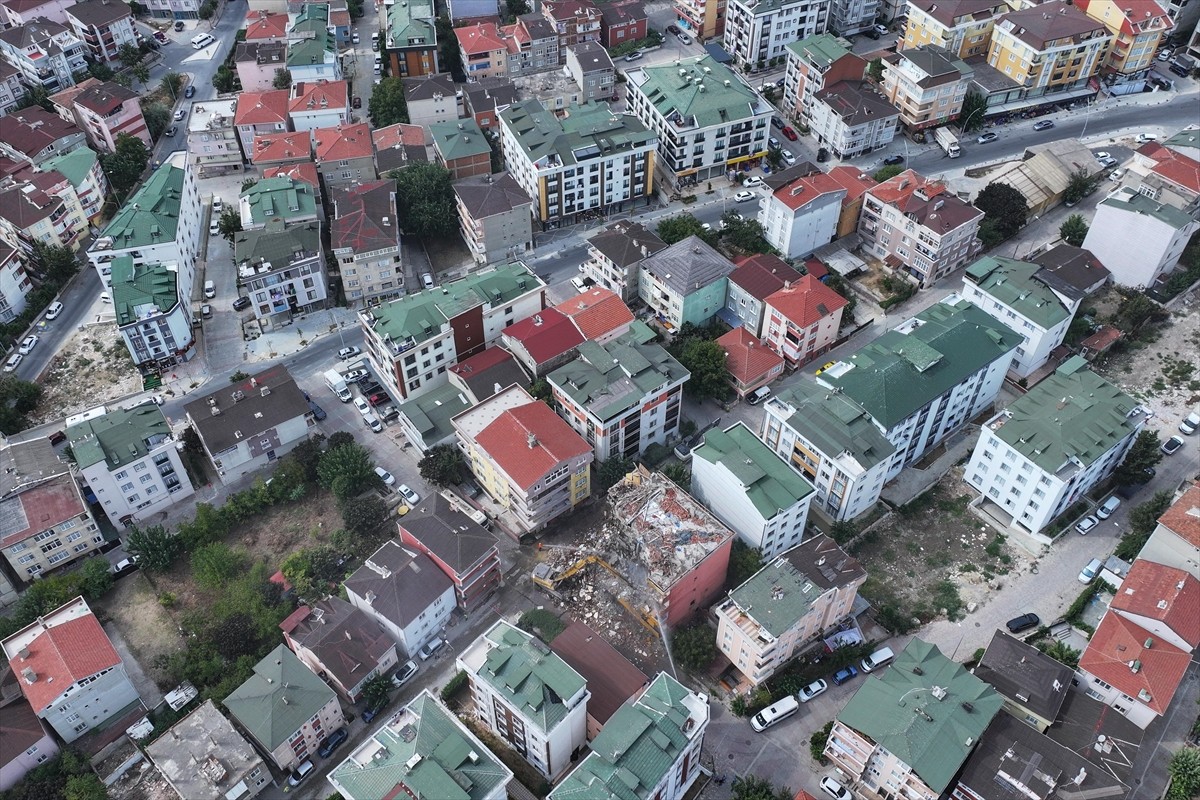 Büyükçekmece'de, kentsel dönüşüm kapsamında yıkımına başlanan deprem riskli 5 katlı binanın kolon...