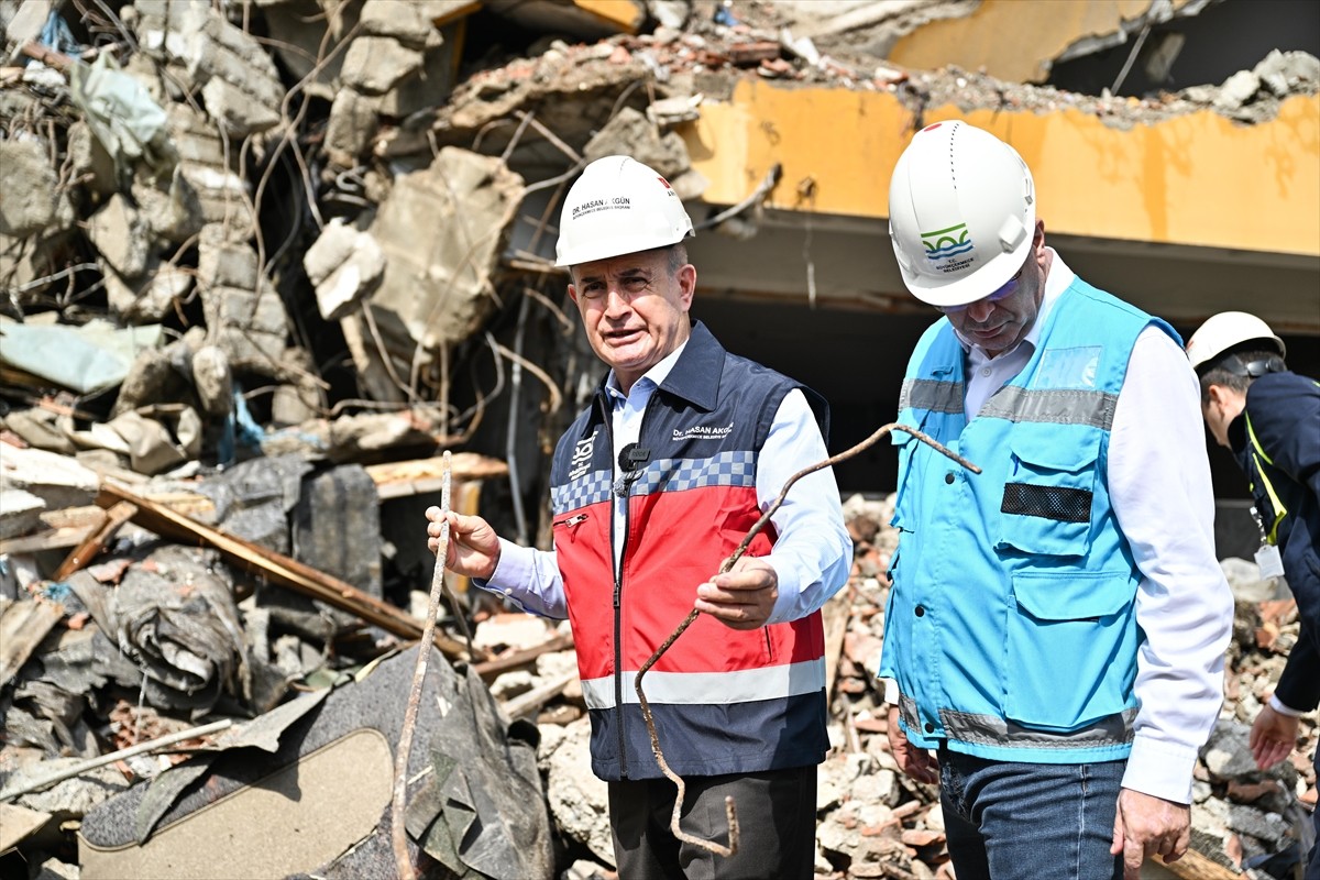 Büyükçekmece'de, kentsel dönüşüm kapsamında yıkımına başlanan deprem riskli 5 katlı binanın kolon...