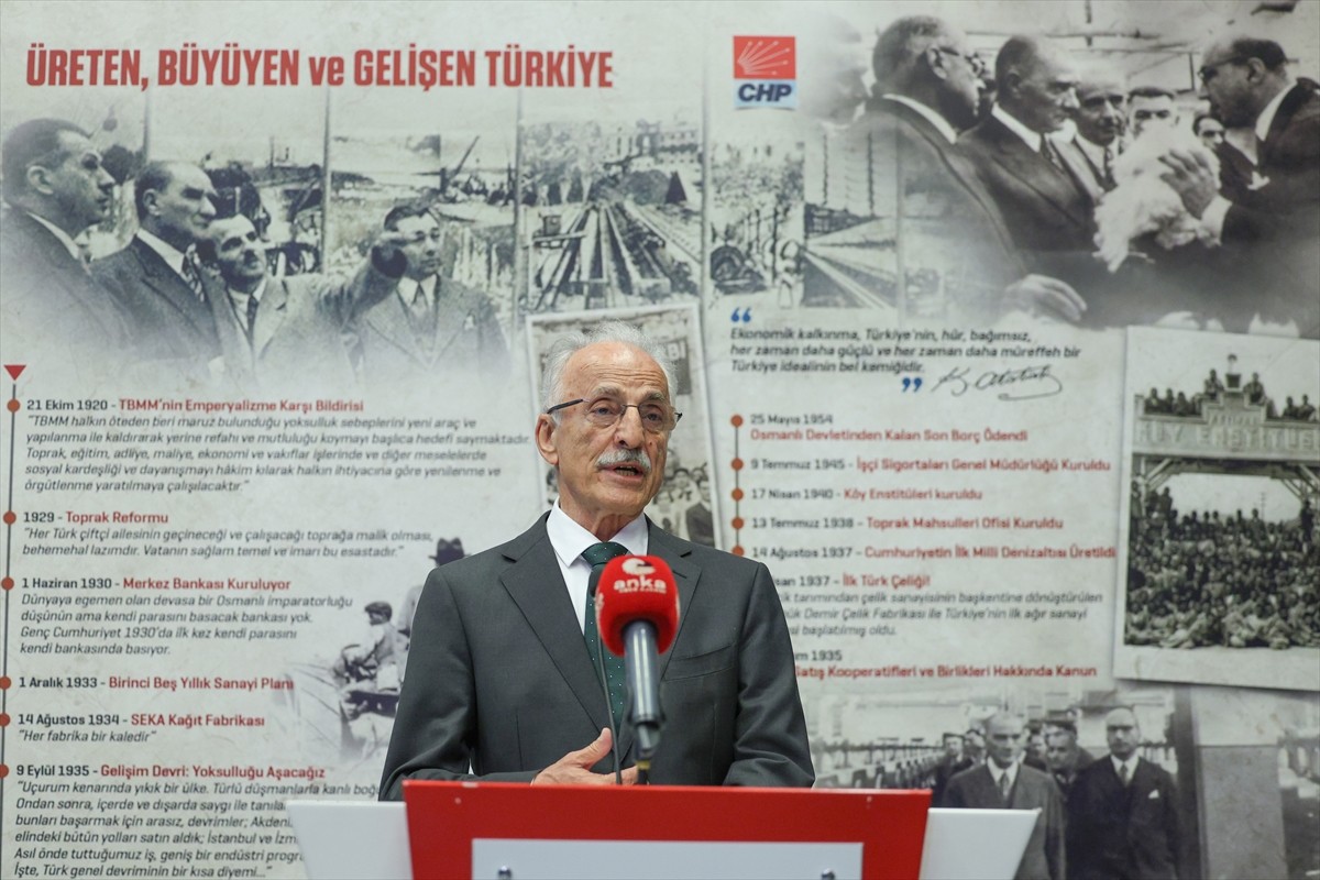 CHP Genel Başkanı Özgür Özel, önceki genel başkanlar Murat Karayalçın, Hikmet Çetin ve Altan Öymen...