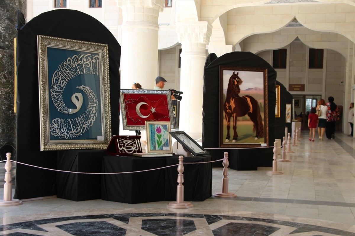 Gaziantep'te Şahinbey Belediyesinin el sanatları kurslarına katılan kadınların hazırladığı eserler...