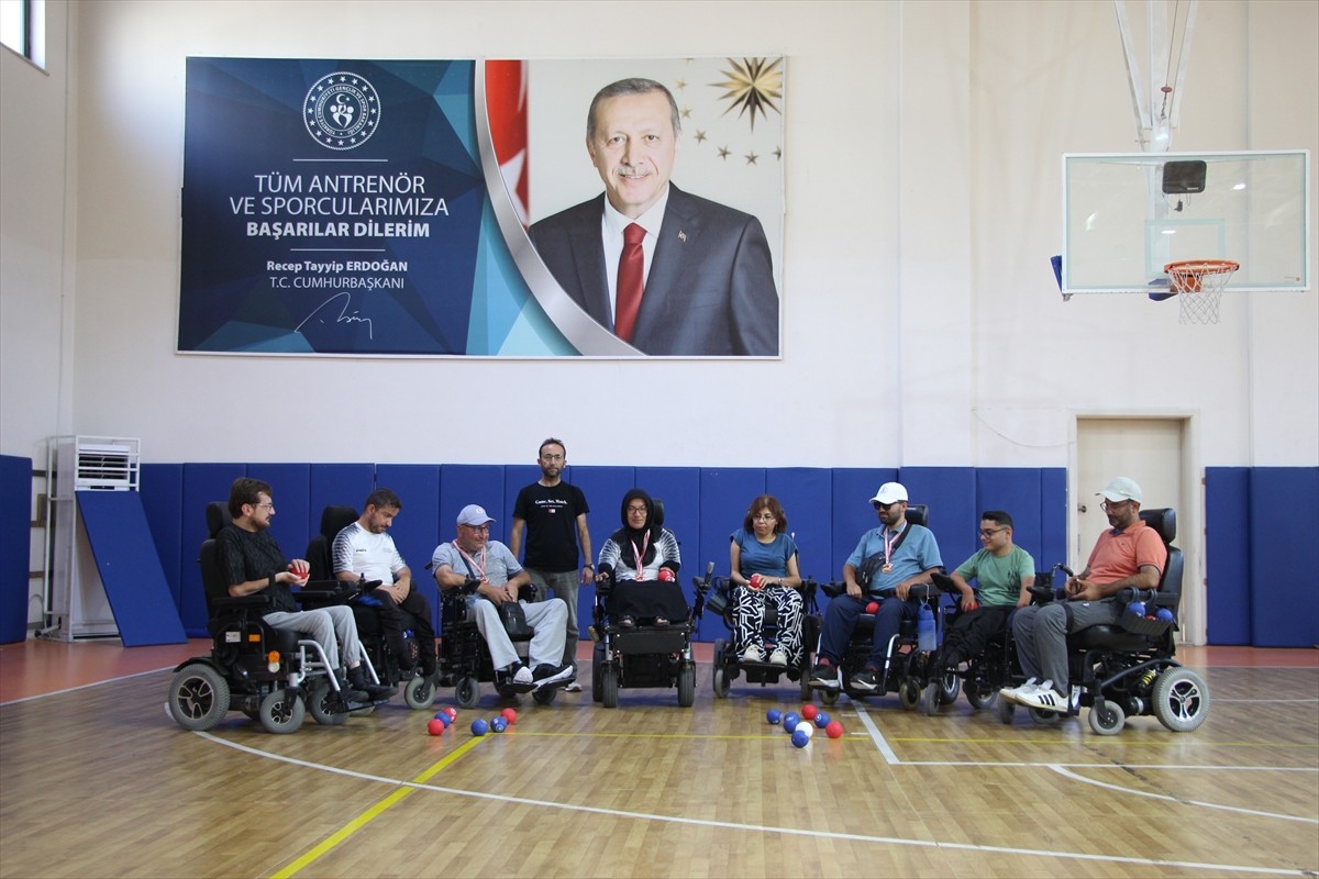 Gaziantep'te yaşayan doğuştan bedensel engelli Lütfiye Uğurlu (solda), 1 ay antrenman yaparak...