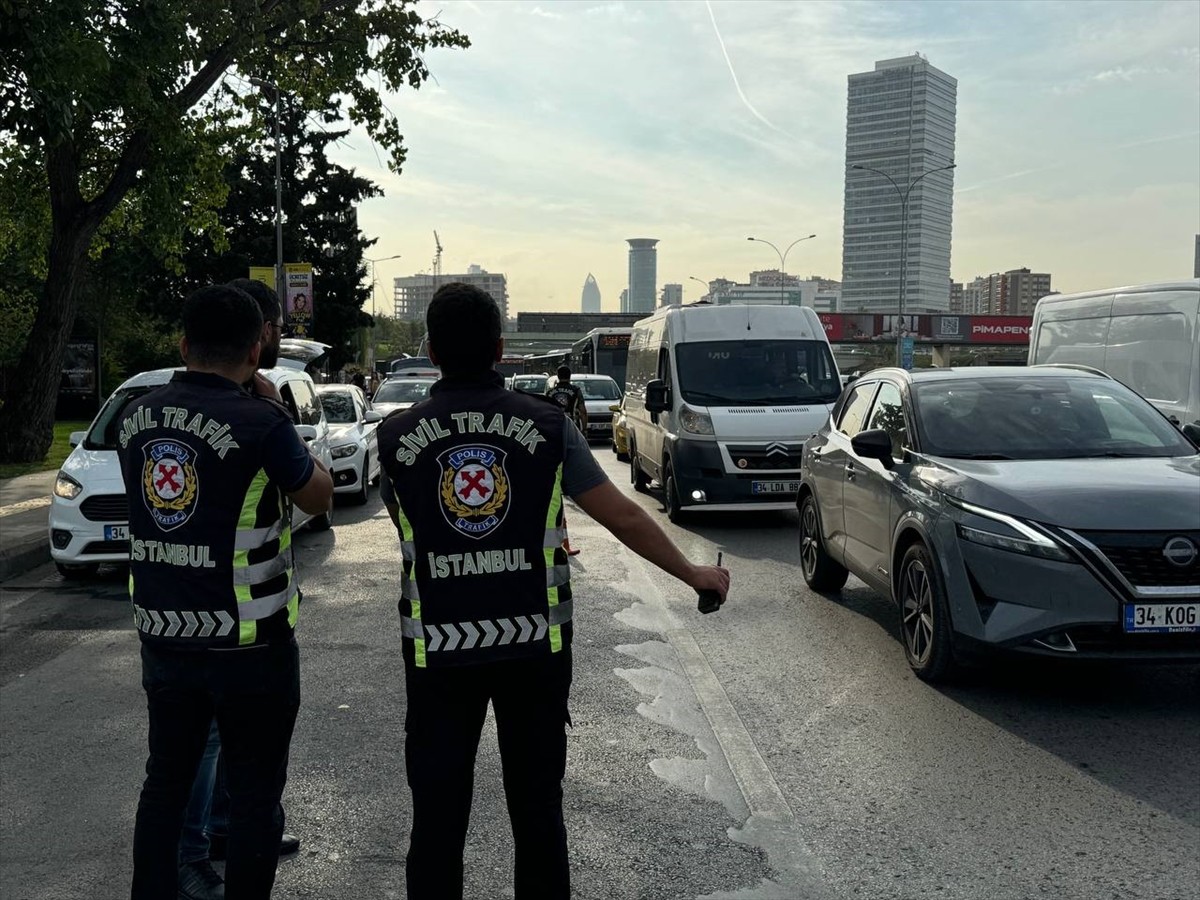 İstanbul'da, eğitim öğretim dönemin başlamasıyla oluşabilecek trafik yoğunluğunun önlenmesine için...