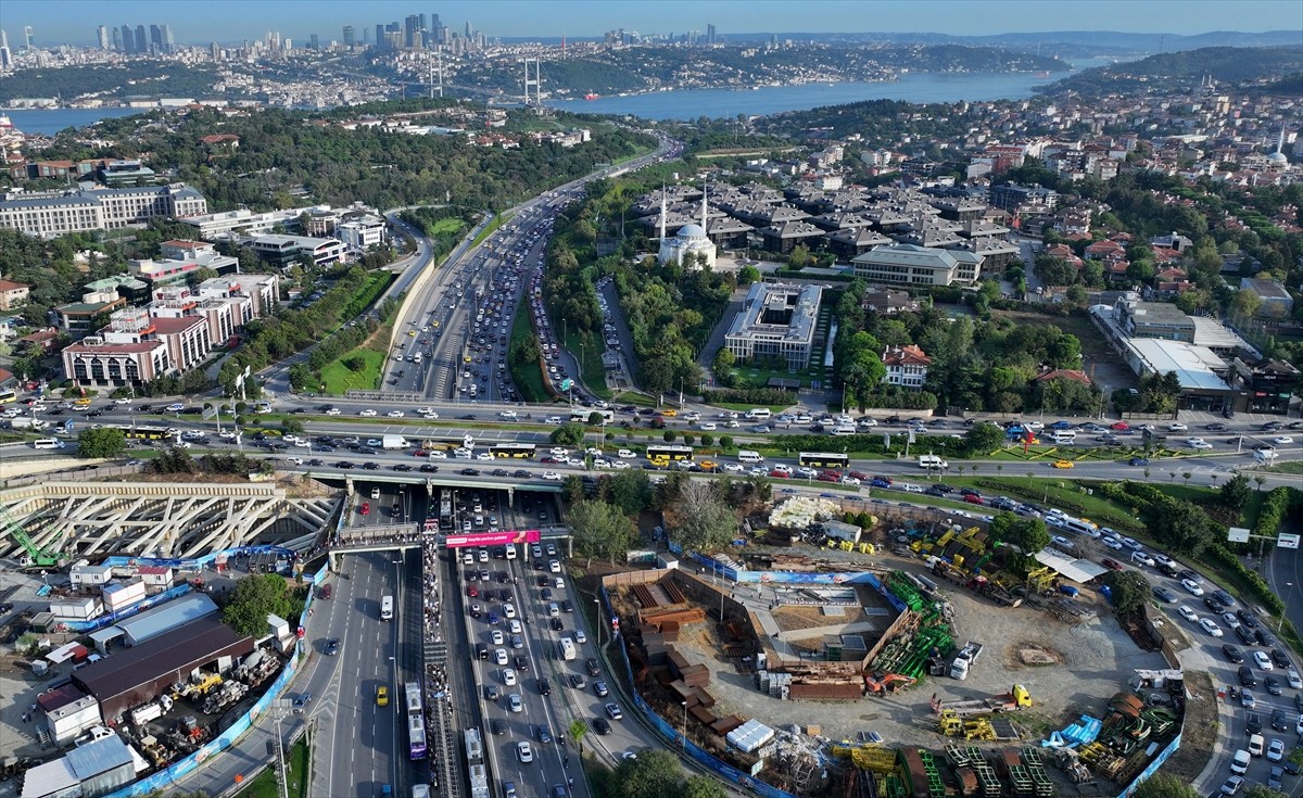 İstanbul'da, haftanın ikinci iş gününde okulların da açılmasının etkisiyle bazı bölgelerde trafik...