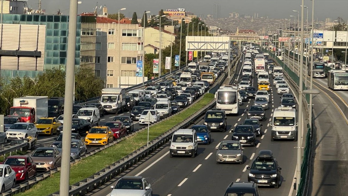 İstanbul'da, haftanın ikinci iş gününde okulların da açılmasının etkisiyle bazı bölgelerde trafik...