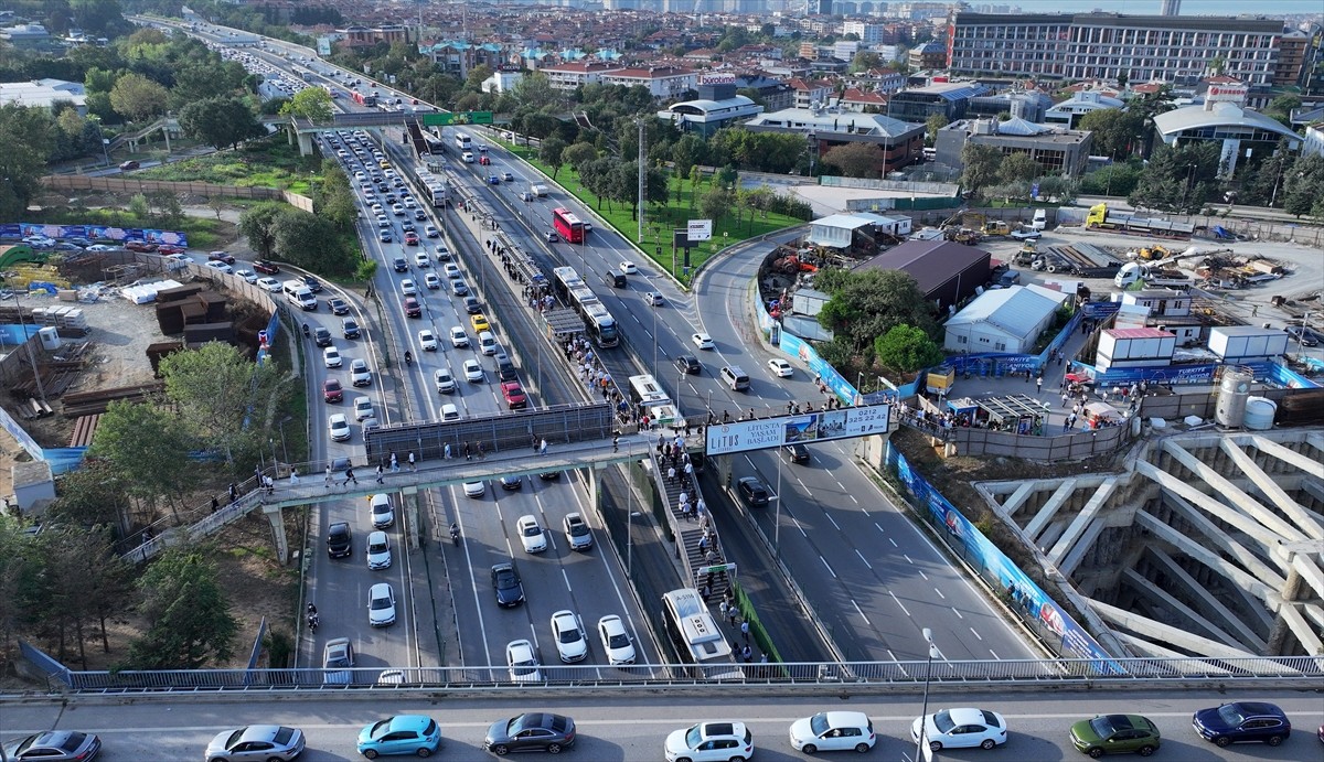 İstanbul'da, haftanın ikinci iş gününde okulların da açılmasının etkisiyle bazı bölgelerde trafik...