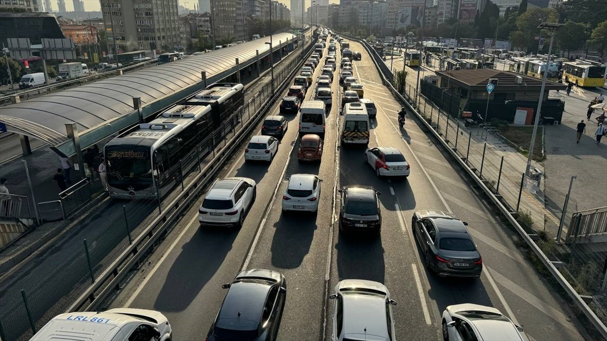 İstanbul'da, haftanın ikinci iş gününde okulların da açılmasının etkisiyle bazı bölgelerde trafik...