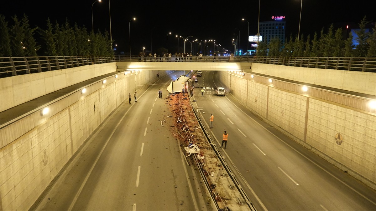 Konya'nın Karapınar ilçesinde devrilen domates yüklü tırın sürücüsü yaşamını yitirdi.