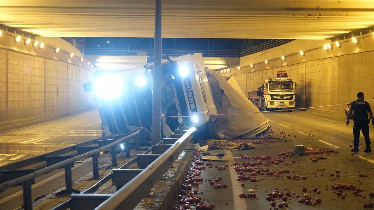 Konya'nın Karapınar ilçesinde devrilen domates yüklü tırın sürücüsü yaşamını yitirdi.