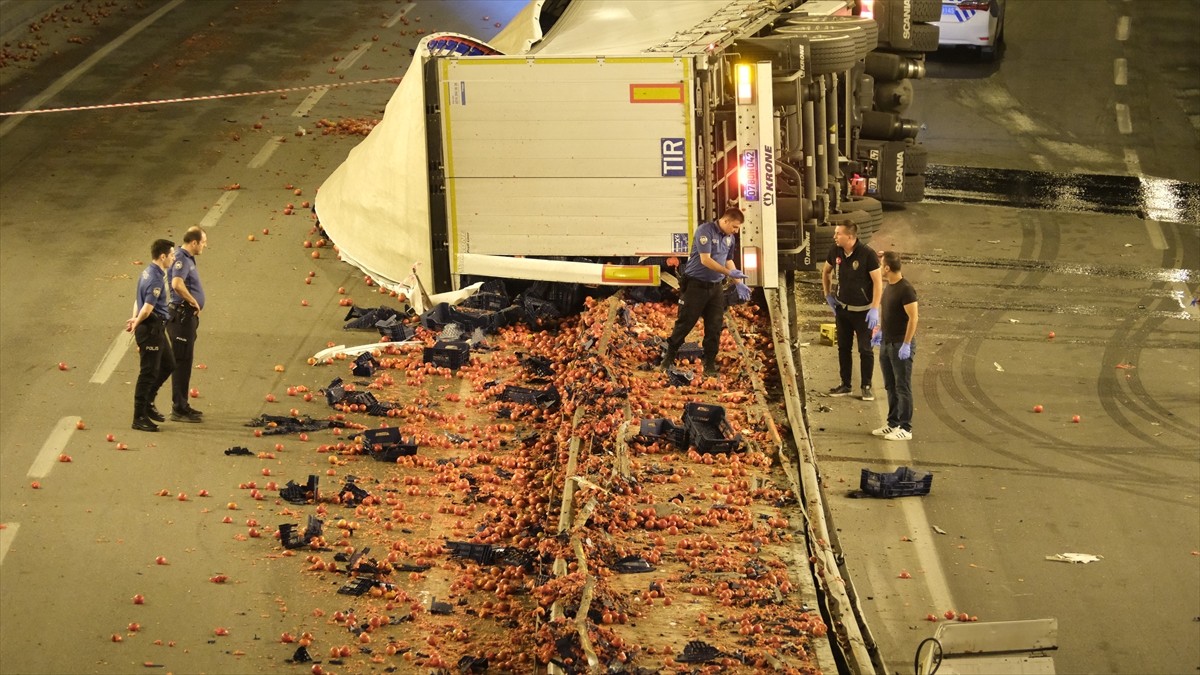 Konya'nın Karapınar ilçesinde devrilen domates yüklü tırın sürücüsü yaşamını yitirdi.