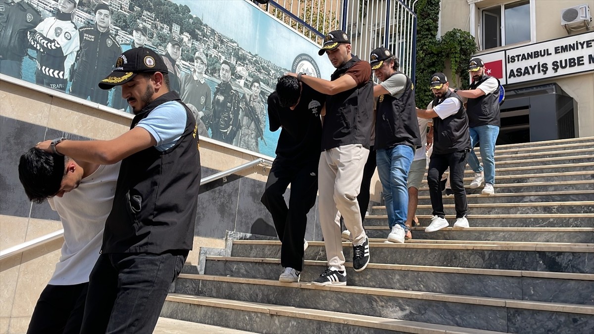 Sultangazi'de, bir kuyumcunun evinin önünde silahla vurularak öldürülmesi ve çantasındaki yaklaşık...