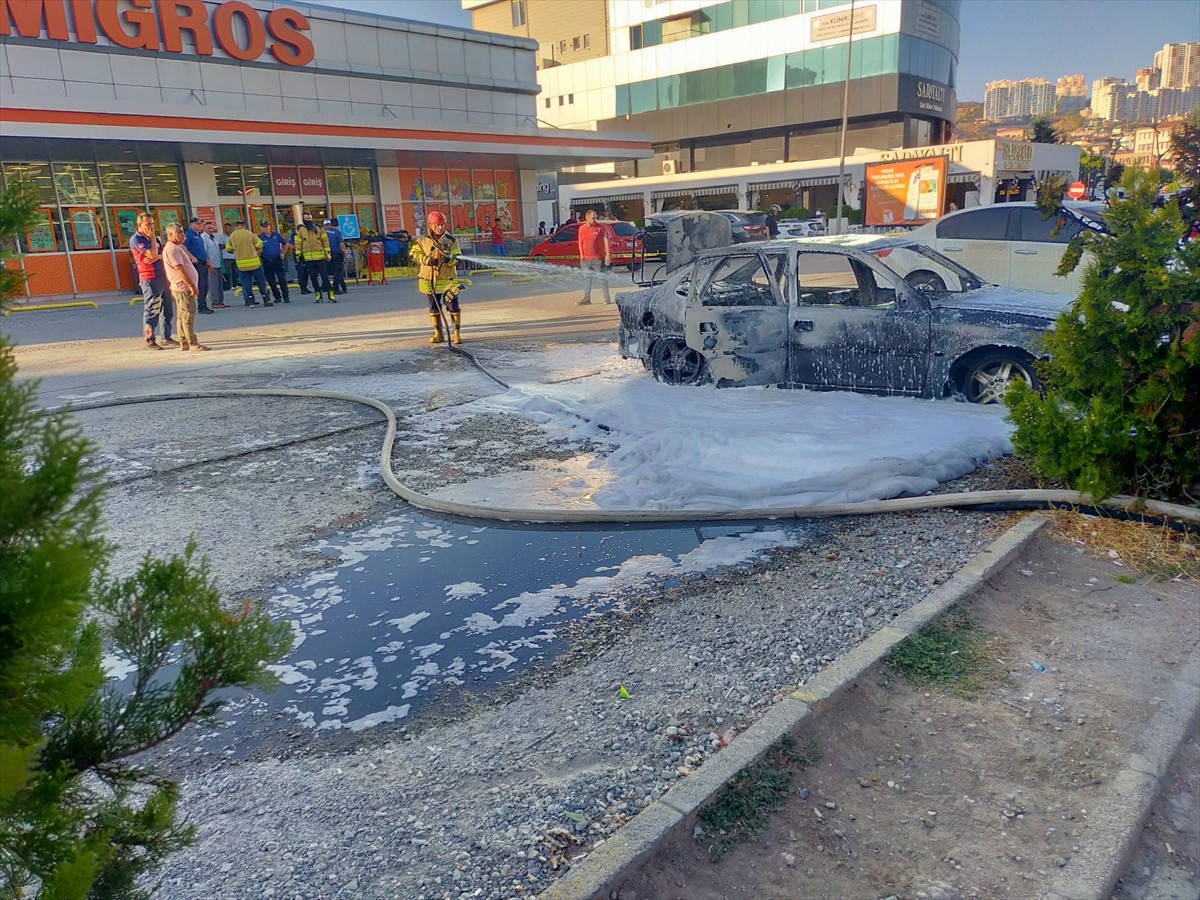 Tokat'ta, park halindeki otomobilde çıkan yangında araç kullanılamaz hale geldi.