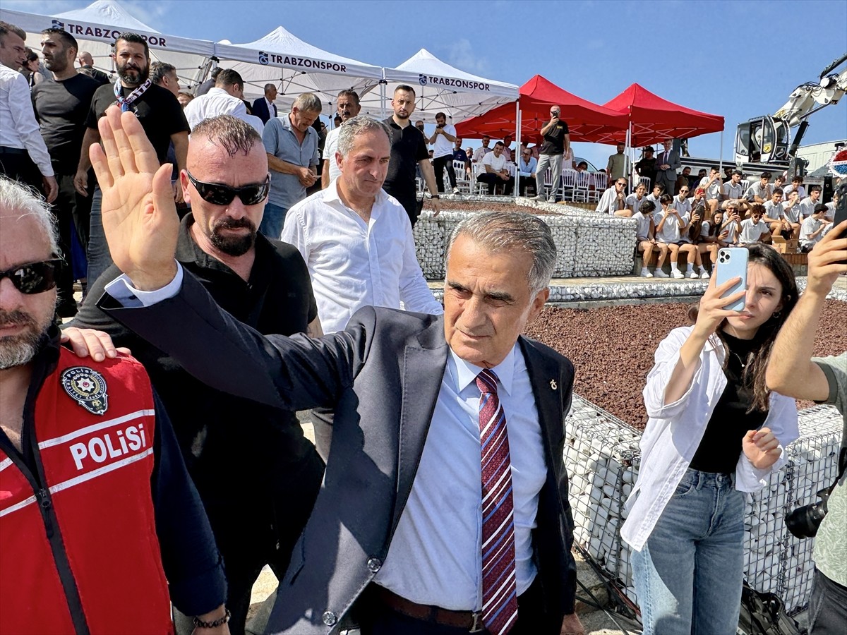 Trabzonspor'un anlaşmaya vardığı teknik direktör Şenol Güneş için imza töreni düzenlendi....