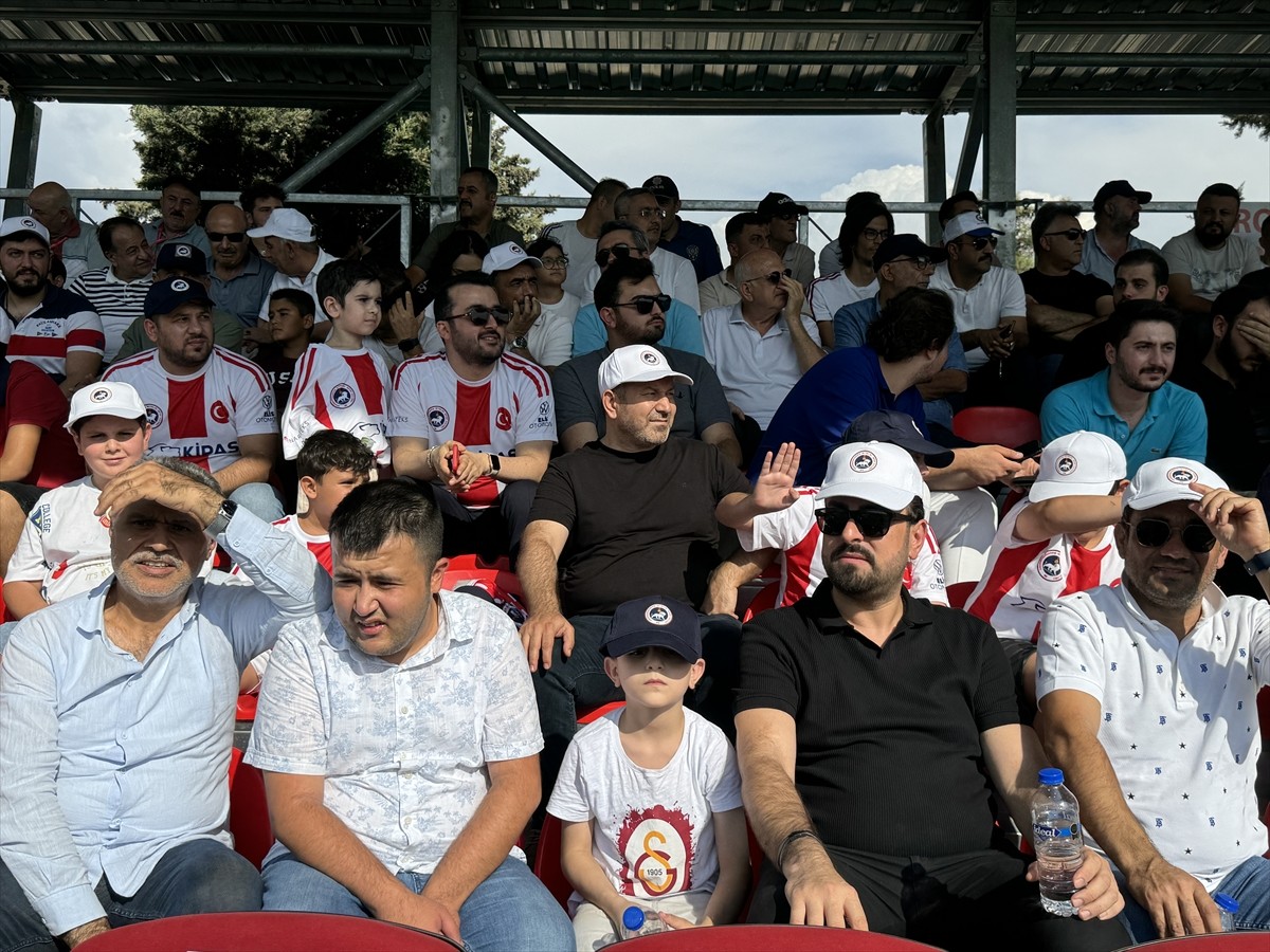 6 Şubat 2023'teki depremlerde Kahramanmaraş'ta hayatını kaybeden futbolcuların aileleri, tekrar...