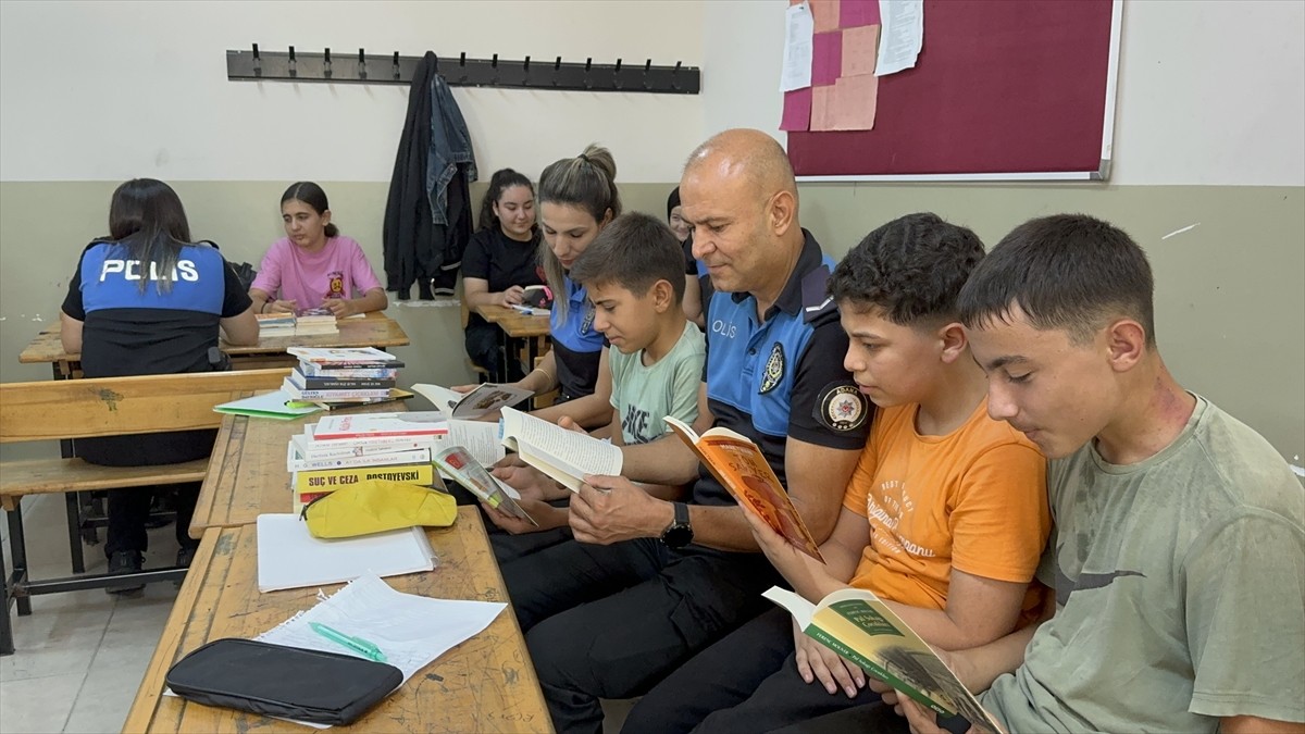 Adana'da polis ekipleri öğrencilerle sınıflarında bir araya gelerek kitap okudu.