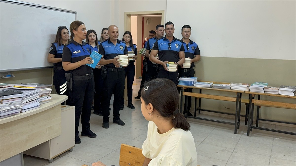 Adana'da polis ekipleri öğrencilerle sınıflarında bir araya gelerek kitap okudu.