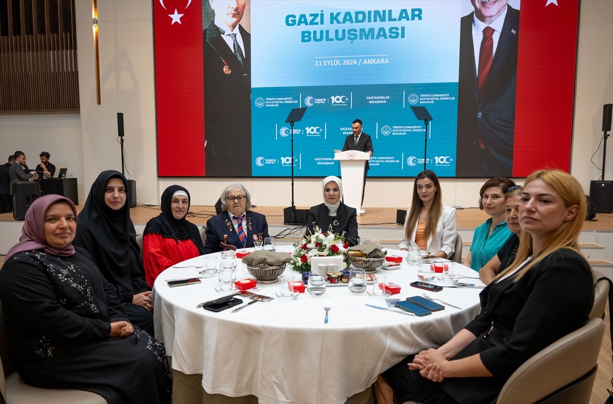 Aile ve Sosyal Hizmetler Bakanı Mahinur Özdemir Göktaş, Danıştay Eğitim Tesisi'nde düzenlenen...