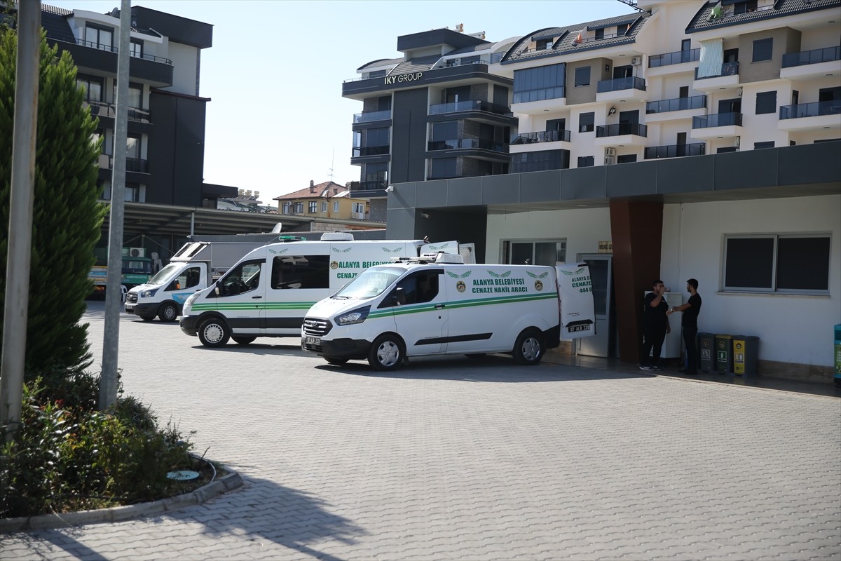 Antalya'nın Alanya ilçesinde, denizde tekne tarafından çekilen şişme bottan (mable) düşen kadın...