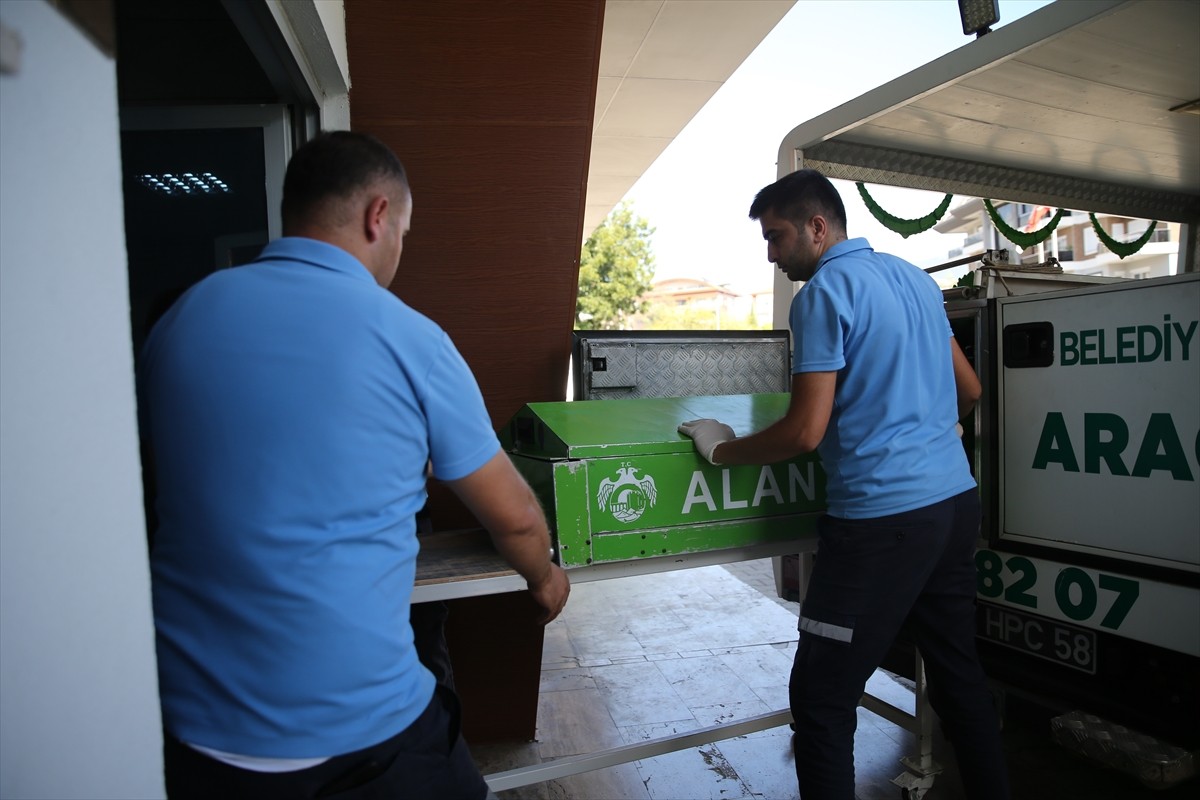 Antalya'nın Alanya ilçesinde, denizde tekne tarafından çekilen şişme bottan (mable) düşen kadın...